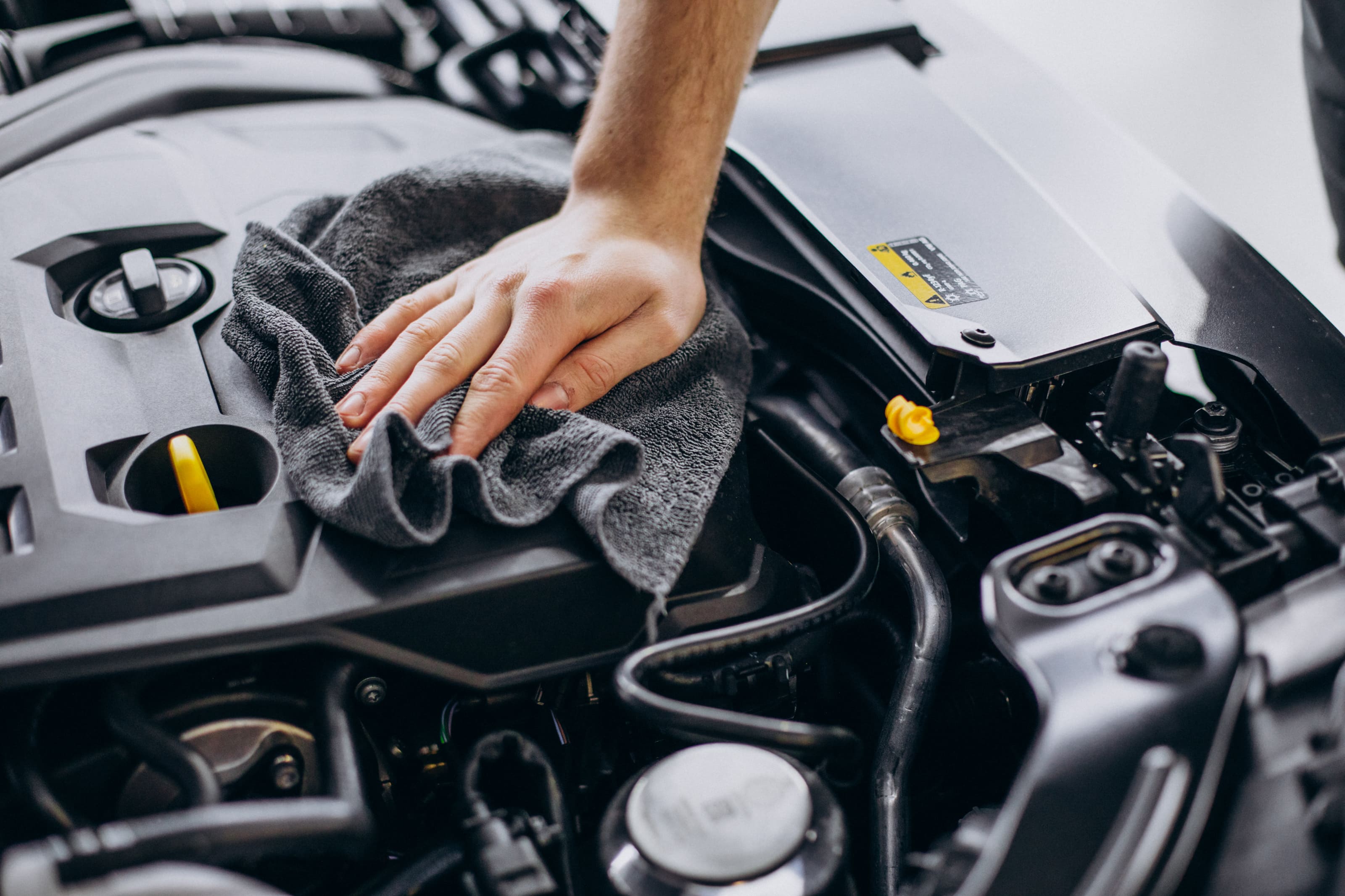 homme effectuant un entretien sur une voiture